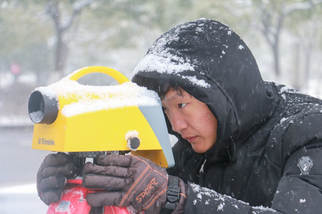 2018年1月27日，工程技術人員在雪中開展測量作業(yè)。