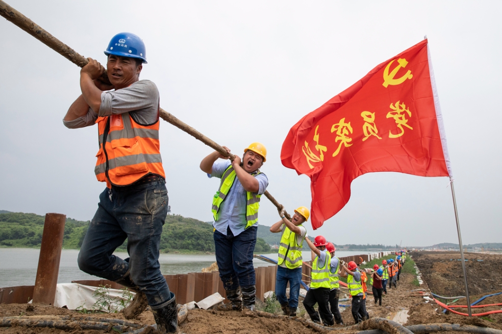 2019年6月21日，蘇錫常太湖隧道工地架設萬伏電纜，黨員突擊隊在施工現場。