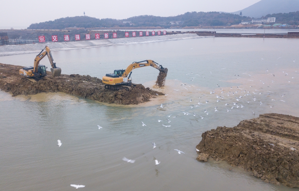 2019年12月23日，鳥群從陸島轉換圍堰回水施工現場飛過。