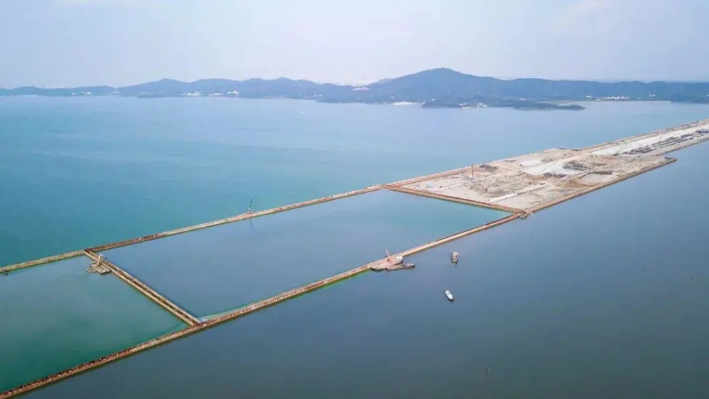 2020年10月3日，隨著最后一根鋼板樁插打至湖底，太湖隧道圍堰順利合龍。歷時2年7個月，馬山段與南泉段在湖中無縫對接，成功實現第一次“牽手”。