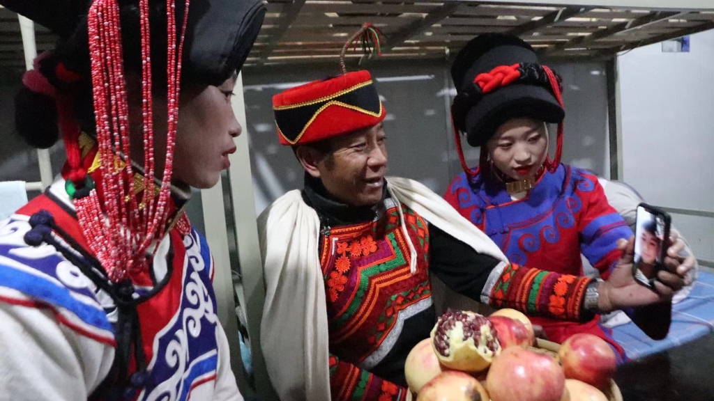2020年12月21日晚 7 時許，來自大涼山的彝族隧道工們在太湖底下過了一個別樣的“彝年”