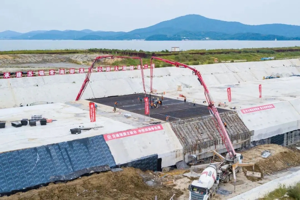 2021年9月5日，中鐵四局施工的太湖隧道南泉段主體工程全部完工。與此同時，南泉段施工轉入調平層、防撞側石等附屬工程施工階段，為下一步隧道早日通車打下堅實基礎。