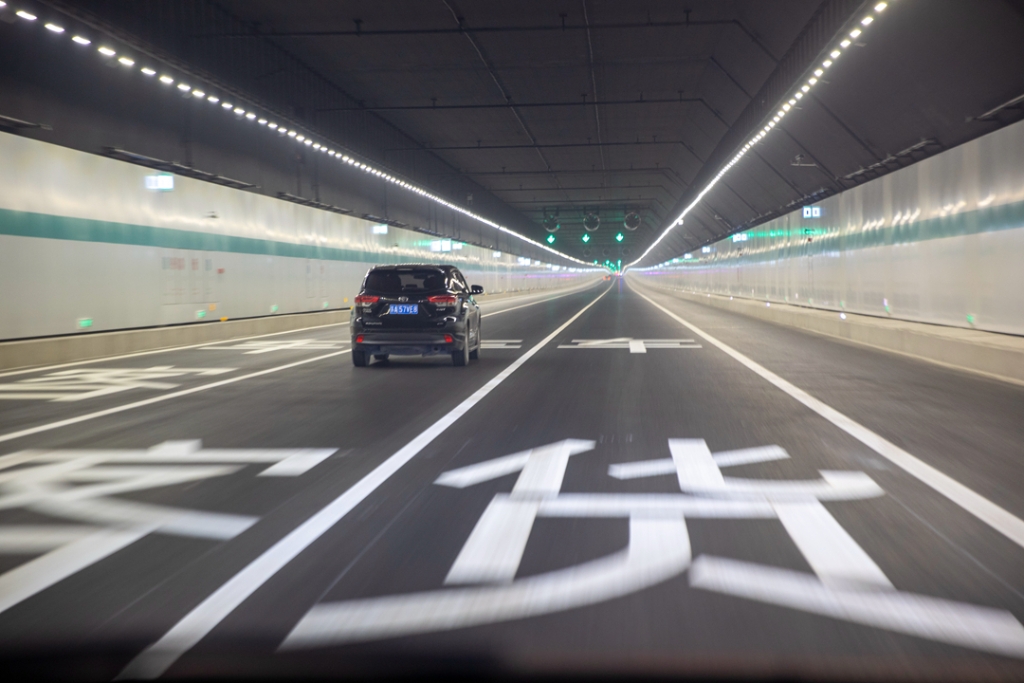 2021年12月30日，車輛在蘇錫常南部高速公路太湖隧道內行駛。